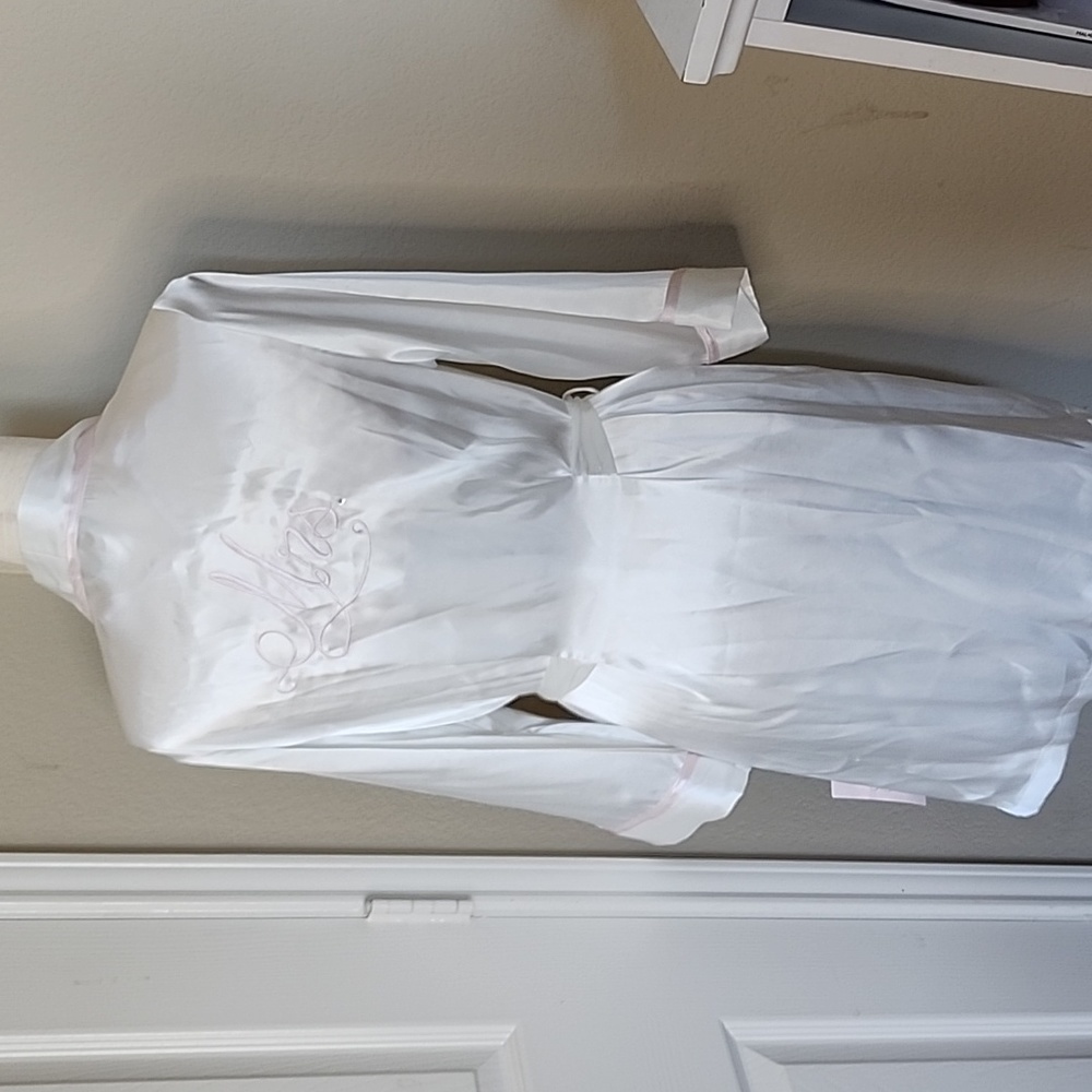 NEW MRS Satin Bridal Embroidered Robe and Chemise Nightgown Set, Linea Donatella - Picture 8 of 9